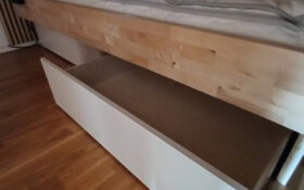 Akkustik-Light-Kopfteil-mit-4-weissen-Schubladensockel