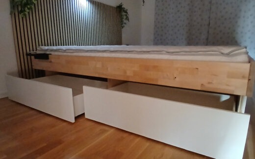 Wasserbett mit Akkustik-Light-Kopfteil und weissen Schubladen