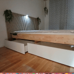 Massiv-Birkenrahmen Bett mit 4 weissen Schubladen und Magic Light Kopfteil