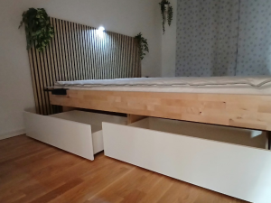 Massiv-Birkenrahmen Bett mit 4 weissen Schubladen und Magic Light Kopfteil