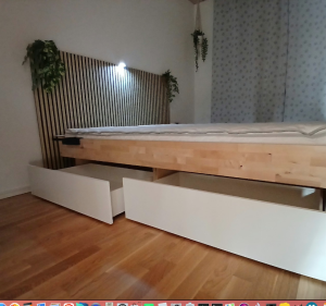 Massiv-Birkenrahmen Bett mit 4 weissen Schubladen und Magic Light Kopfteil
