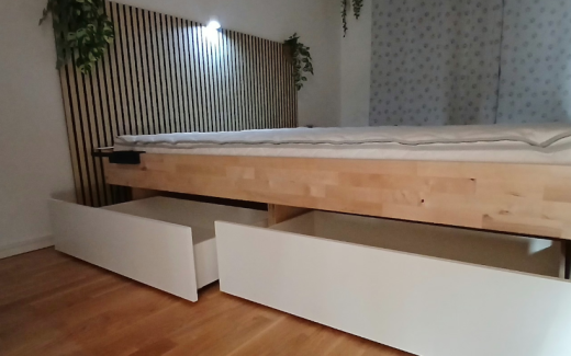 Massiv-Birkenrahmen Bett mit 4 weissen Schubladen und Magic Light Kopfteil