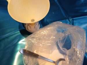 Anmischen des Gel-Pulvers für die Beruhigung im Hunde- Katze- Wasserbett