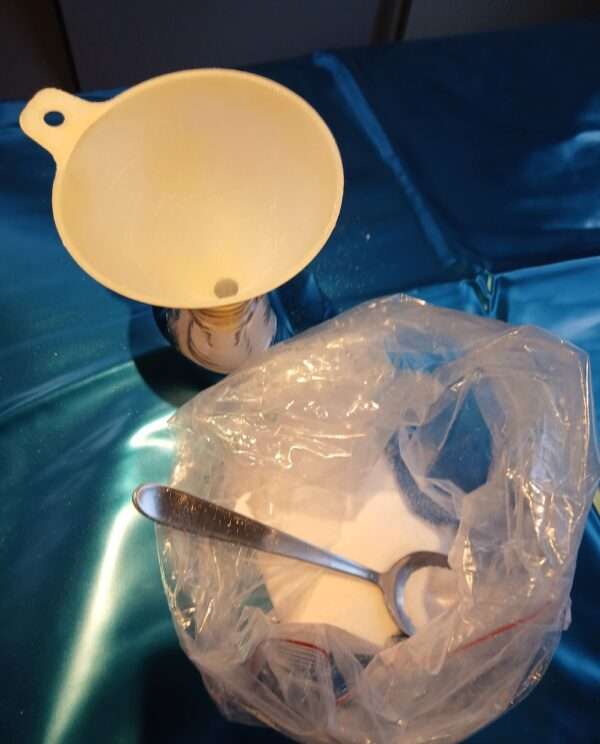 Anmischen des Gel-Pulvers für die Beruhigung im Hunde- Katze- Wasserbett