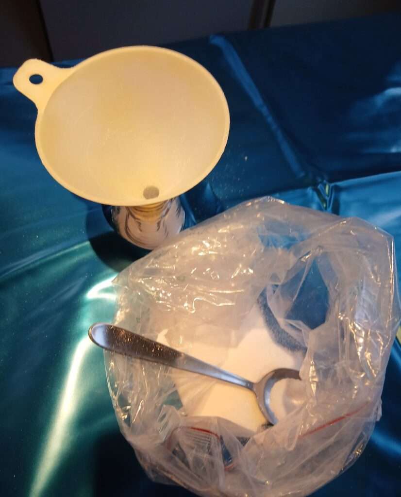 Anmischen des Gel-Pulvers für die Beruhigung im Hunde- Katze- Wasserbett