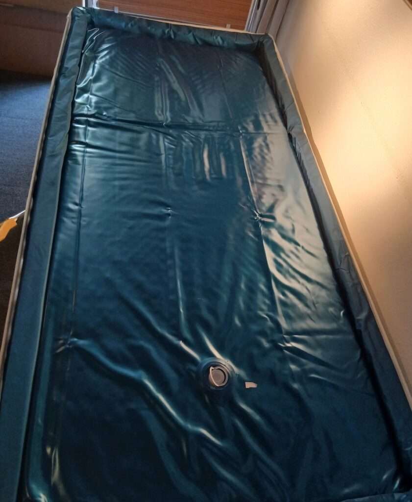 Innenansicht der Spital- Pflege- Wassermatratze im Pflegebett-Rahmen.