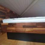 Hardside Wasserbett aus massiv Nussbaum, Kopfteil, Sockel schwarz, Tencel, 100% Liegefläche