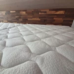 Hardside Wasserbett aus massiv Nussbaum, Kopfteil, Sockel schwarz, Tencel, 100% Liegefläche