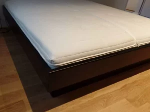 Schweizer HS Wasserbett schwarz lackiert Sockel schwarz