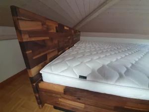 Wasserbett aus massiv Nussbaum, Kopfteil, Sockel schwarz, Tencel, Mesamoll