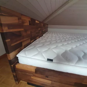 Wasserbett aus massiv Nussbaum, Kopfteil, Sockel schwarz, Tencel, Mesamoll